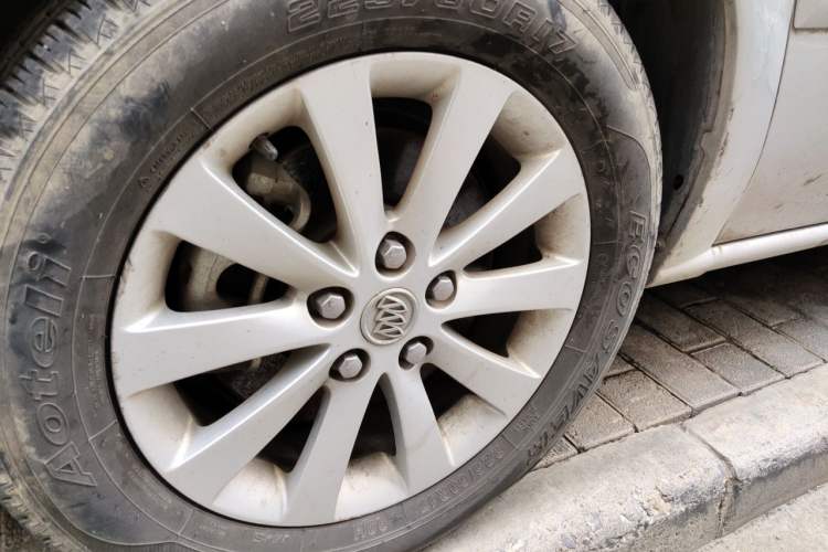 Used Buick GL8 2011 2.4L LT Executive Edition Right Front Wheel Hub