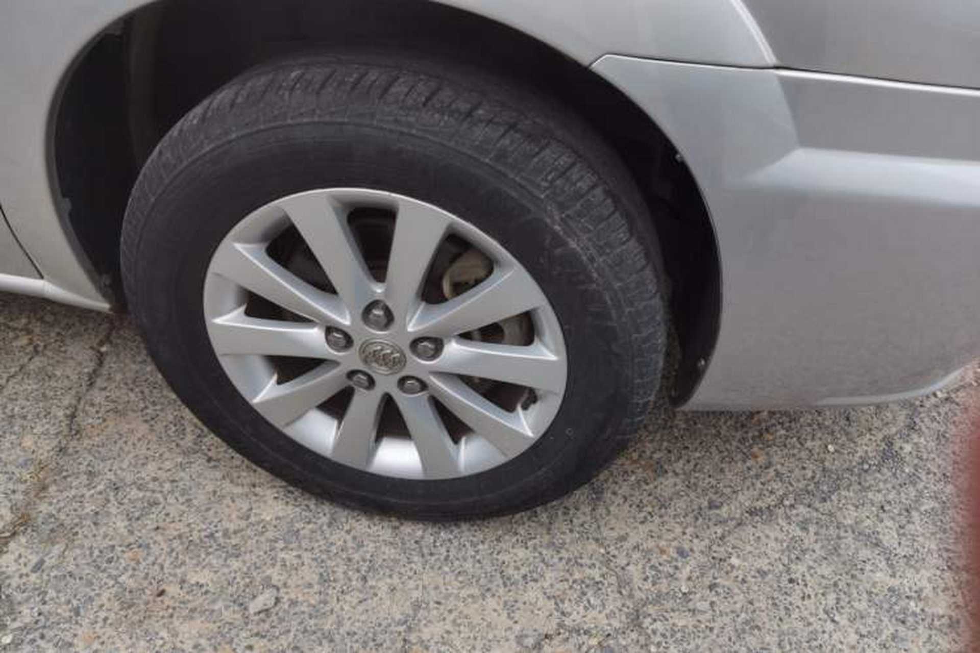 Used Buick GL8 2011 2.4L CT Comfort Edition Right Front Wheel Hub