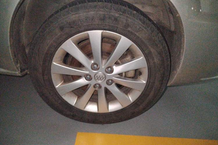 Used Buick GL8 2011 2.4L LT Executive Edition Right Front Wheel Hub