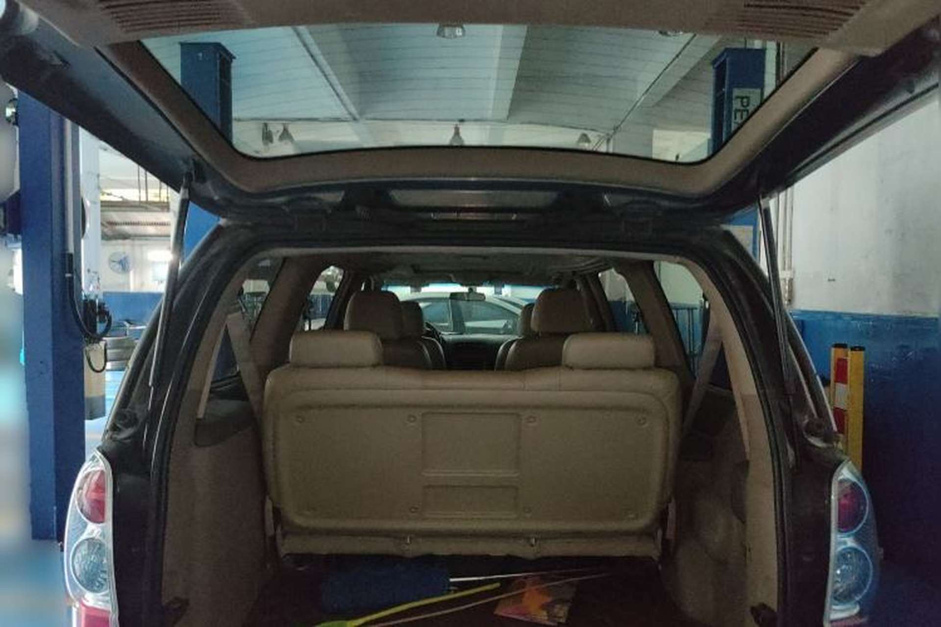 Used Buick GL8 2011 2.4L LT Executive Edition Trunk