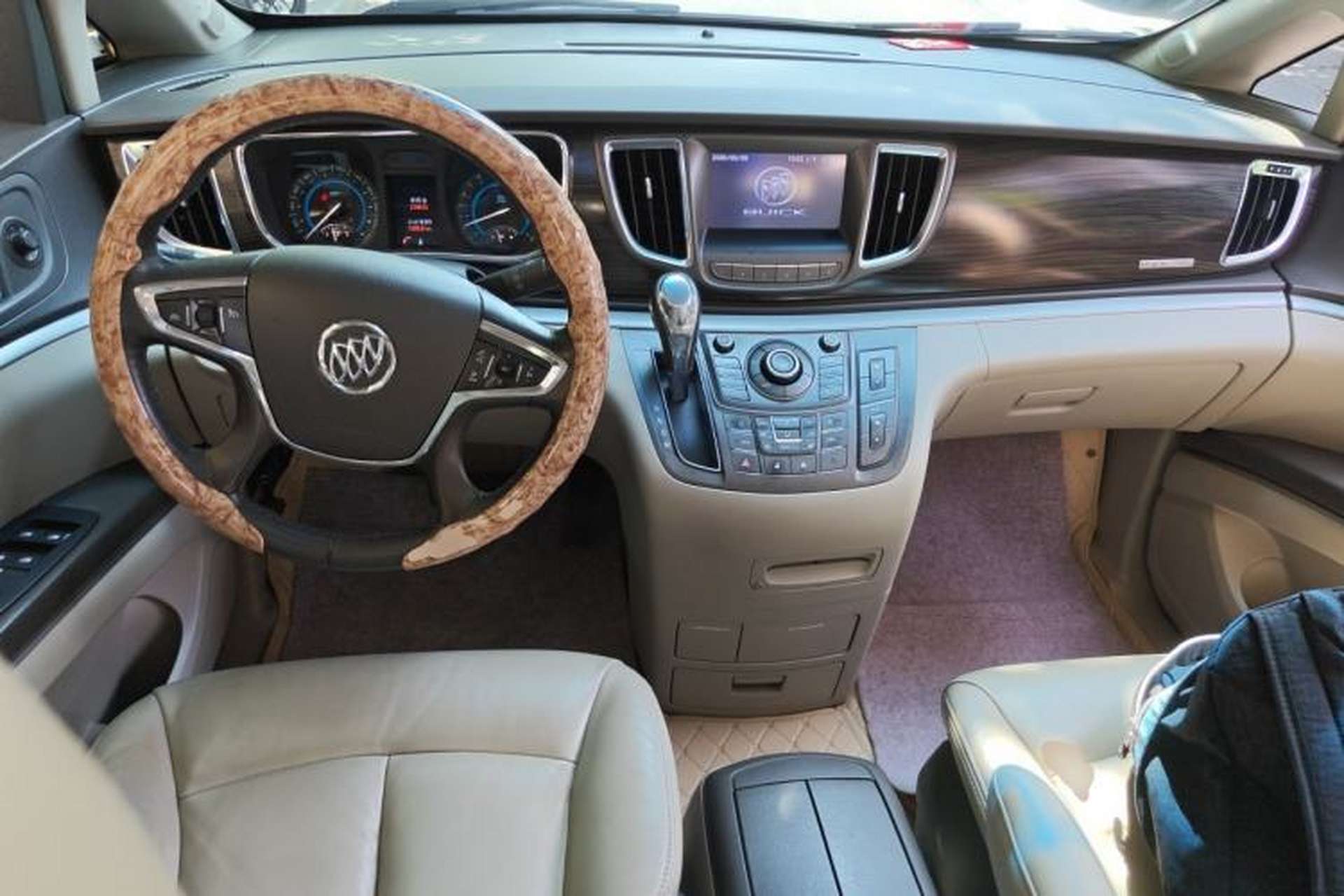 Used Buick GL8 2011 3.0L GT Luxury Business Haoya Edition Center Console