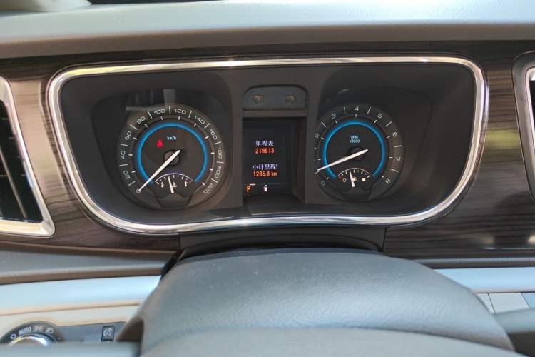Used Buick GL8 2011 3.0L GT Luxury Business Haoya Edition Odometer Close Up