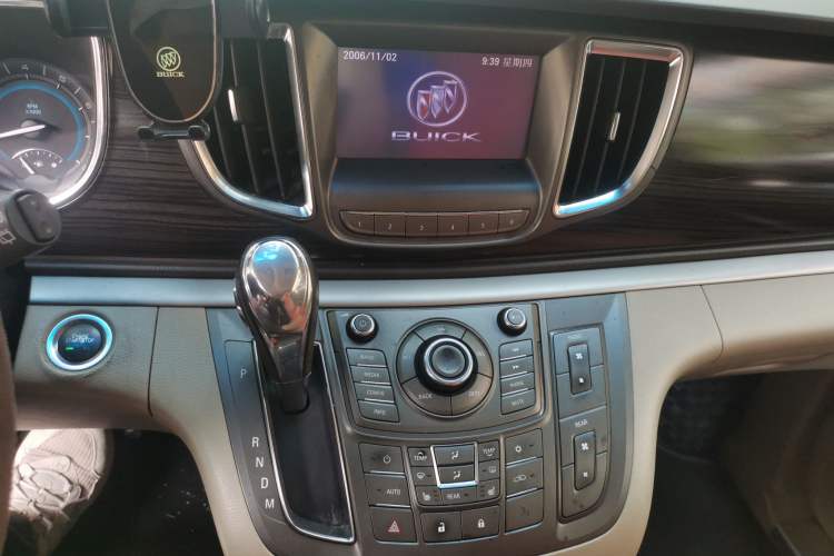 Used Buick GL8 2011 3.0L GT Luxury Business Haoya Edition Audio And AC Panel