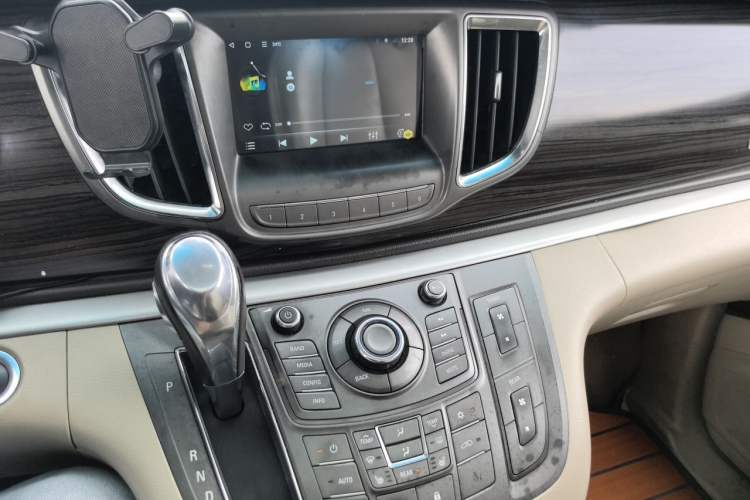 Used Buick GL8 2011 3.0L GT Luxury Business Haoya Edition Audio And AC Panel
