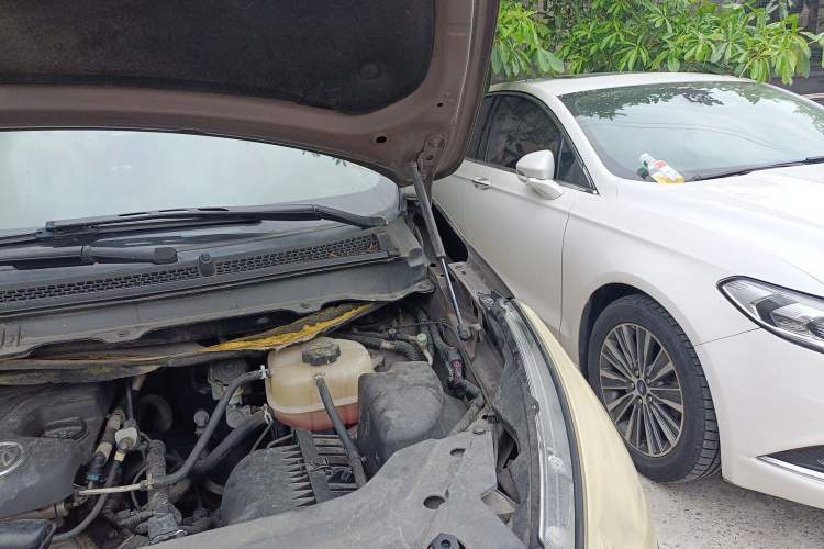 Used Buick GL8 2011 2.4L CT Luxury Business Comfort Edition Engine Bay Left
