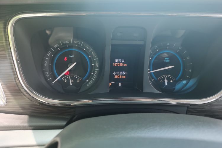 Used Buick GL8 2011 2.4L LT Luxury Business Executive Edition Odometer Close Up