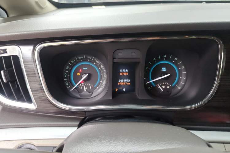 Used Buick GL8 2011 3.0L GT Luxury Business Haoya Edition Odometer Close Up