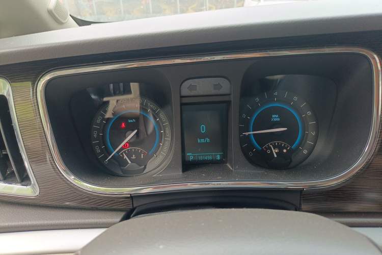 Used Buick GL8 2011 2.4L CT Luxury Business Comfort Edition Odometer Close Up