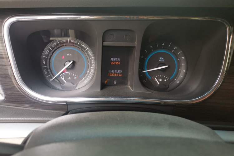 Used Buick GL8 2011 3.0L GT Luxury Business Haoya Edition Odometer Close Up