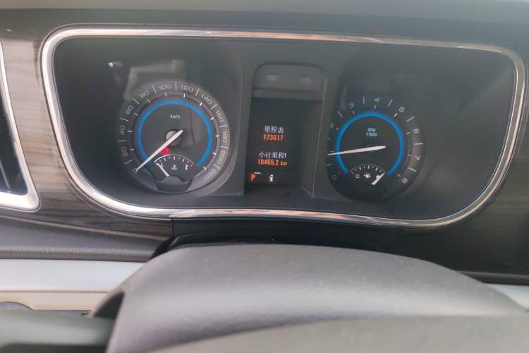 Used Buick GL8 2011 3.0L XT Luxury Business Flagship Edition Odometer Close Up
