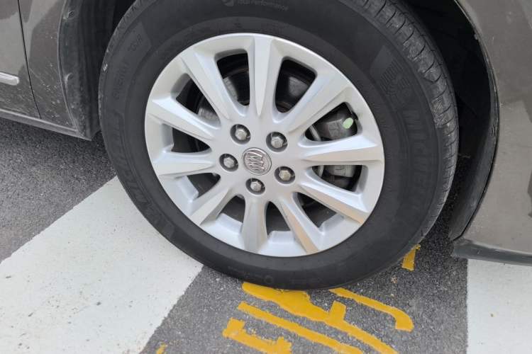Used Buick GL8 2011 3.0L GT Luxury Business Haoya Edition Right Front Wheel Hub