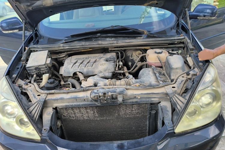 Used Buick GL8 2012 2.4L BASE Comfort Edition Engine Bay