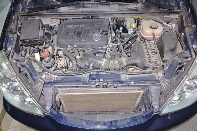 Used Buick GL8 2012 2.4L BASE Comfort Edition Engine Bay