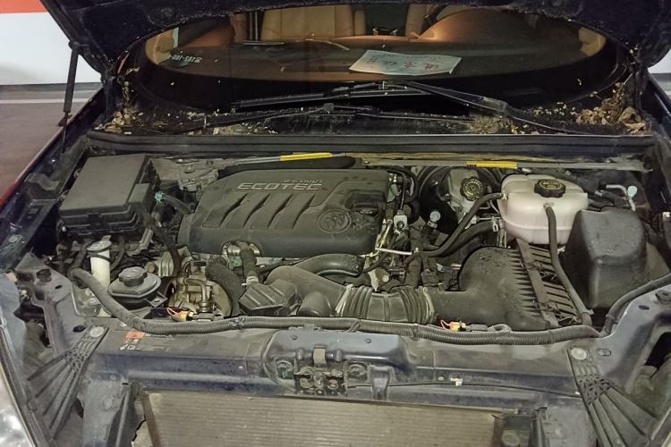 Used Buick GL8 2012 2.4L BASE Comfort Edition Engine Bay
