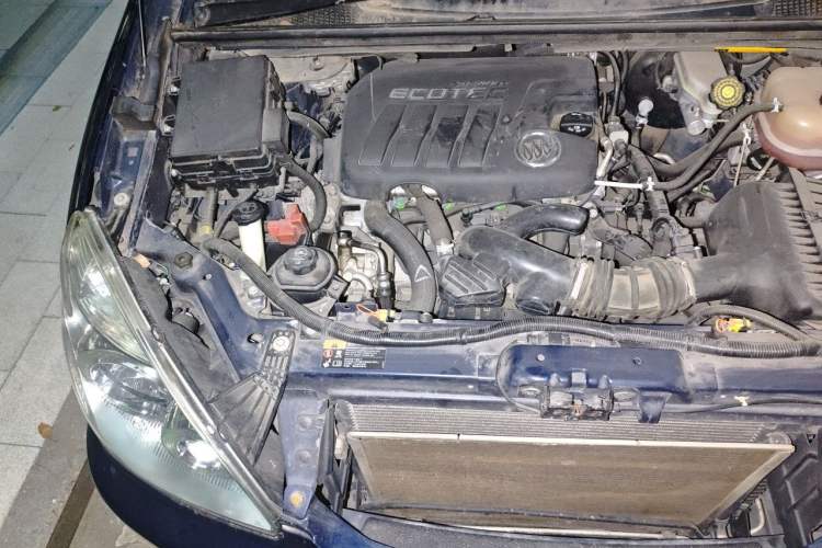 Used Buick GL8 2012 2.4L BASE Comfort Edition Engine Bay Right