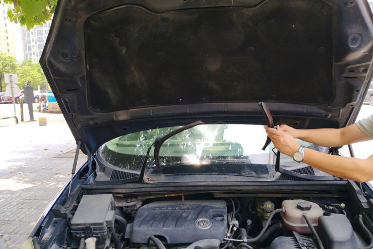 Used Buick GL8 2012 2.4L BASE Comfort Edition Engine Bay