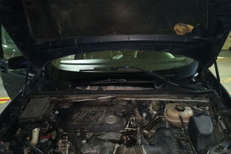 Used Buick GL8 2012 2.4L BASE Comfort Edition Engine Bay