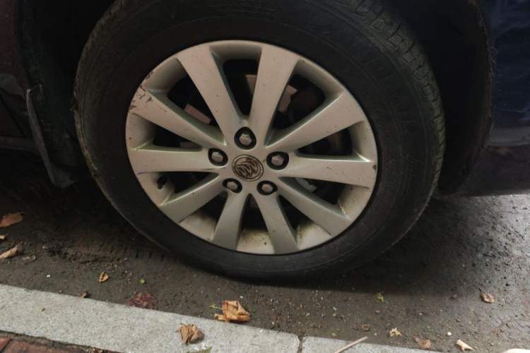 Used Buick GL8 2012 2.4L BASE Comfort Edition Right Front Wheel Hub
