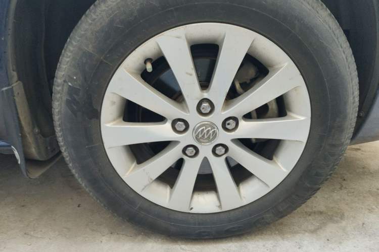 Used Buick GL8 2012 2.4L BASE Comfort Edition Right Front Wheel Hub