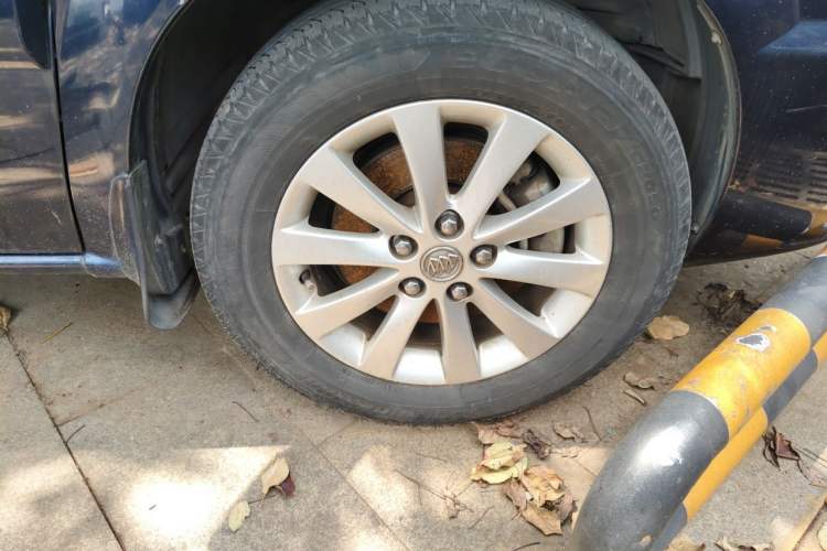 Used Buick GL8 2012 2.4L BASE Comfort Edition Right Front Wheel Hub