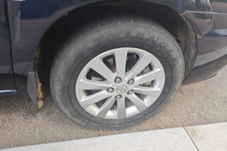 Used Buick GL8 2012 2.4L BASE Comfort Edition Right Front Wheel Hub
