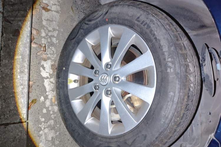 Used Buick GL8 2012 2.4L BASE Comfort Edition Right Front Wheel Hub
