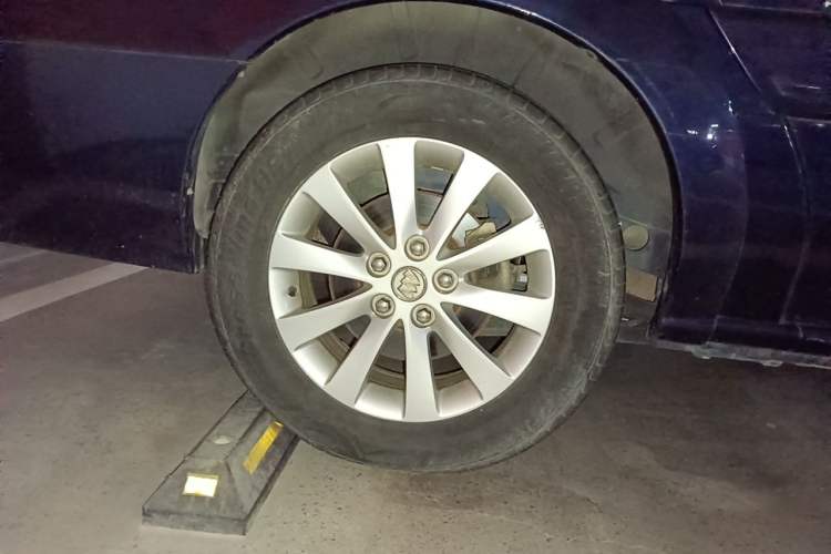 Used Buick GL8 2012 2.4L BASE Comfort Edition Right Front Wheel Hub