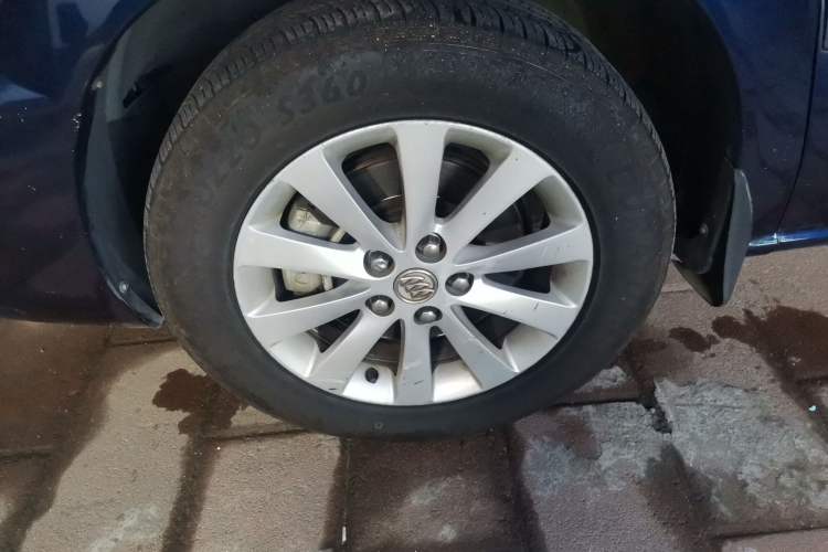 Used Buick GL8 2012 2.4L BASE Comfort Edition Right Front Wheel Hub