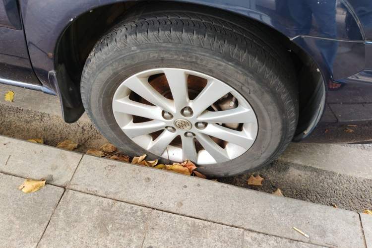 Used Buick GL8 2012 2.4L BASE Comfort Edition Right Front Wheel Hub