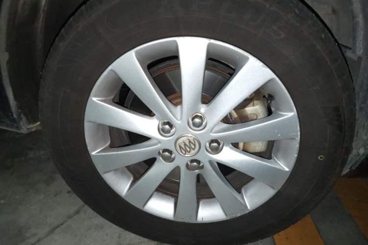 Used Buick GL8 2012 2.4L BASE Comfort Edition Right Front Wheel Hub