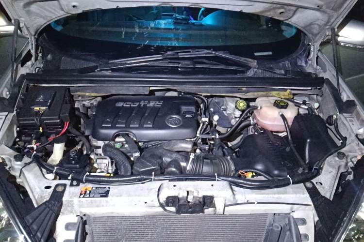 Used Buick GL8 2012 2.4L BASE Comfort Edition Engine Bay