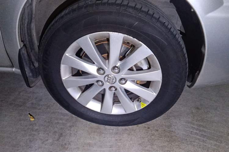 Used Buick GL8 2012 2.4L BASE Comfort Edition Right Front Wheel Hub