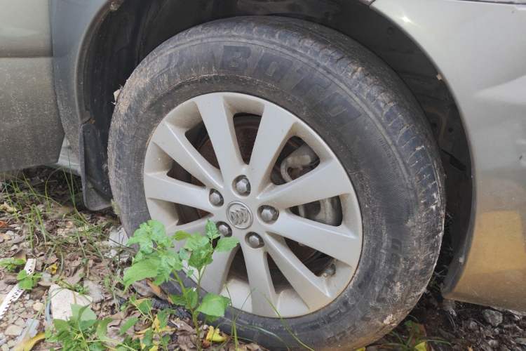 Used Buick GL8 2012 2.4L BASE Comfort Edition Right Front Wheel Hub