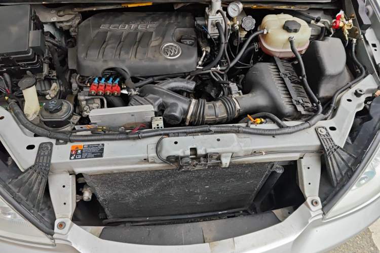 Used Buick GL8 2012 2.4L BASE Comfort Edition Engine Bay