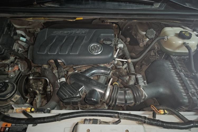 Used Buick GL8 2012 2.4L BASE Comfort Edition Engine Bay