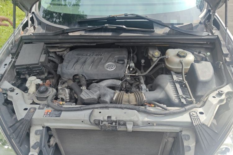 Used Buick GL8 2012 2.4L BASE Comfort Edition Engine Bay