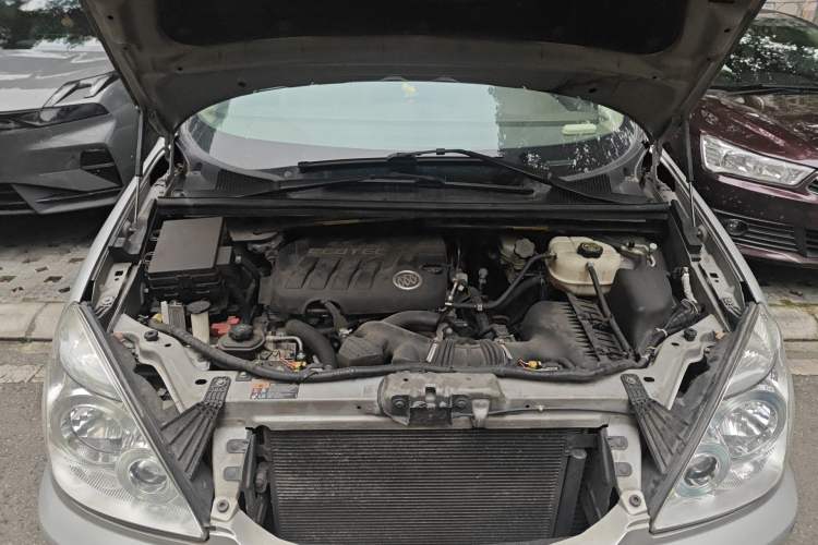 Used Buick GL8 2012 2.4L BASE Comfort Edition Engine Bay