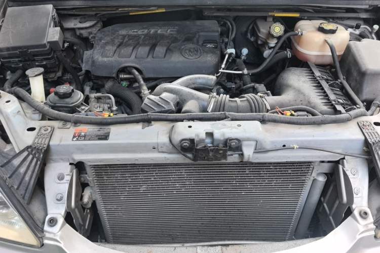 Used Buick GL8 2012 2.4L BASE Comfort Edition Engine Bay