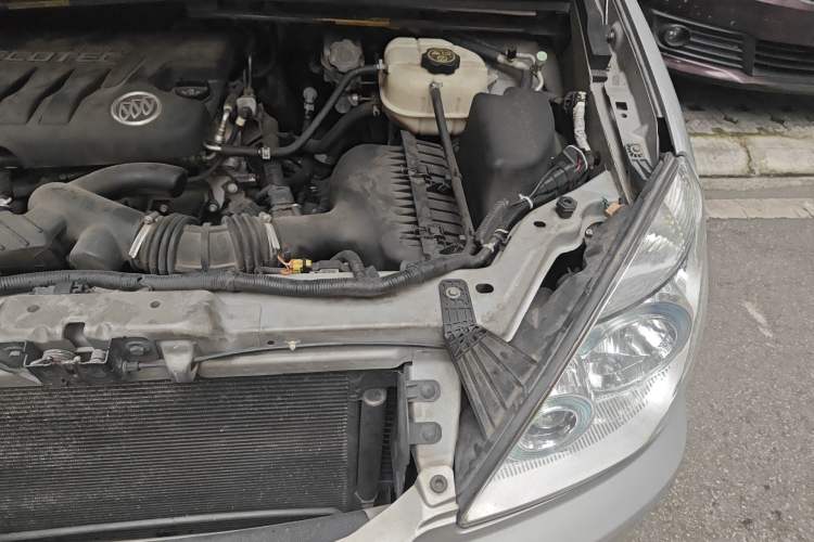 Used Buick GL8 2012 2.4L BASE Comfort Edition Engine Bay Left
