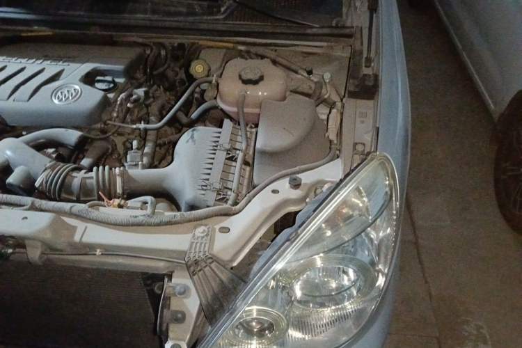 Used Buick GL8 2012 2.4L BASE Comfort Edition Engine Bay Left
