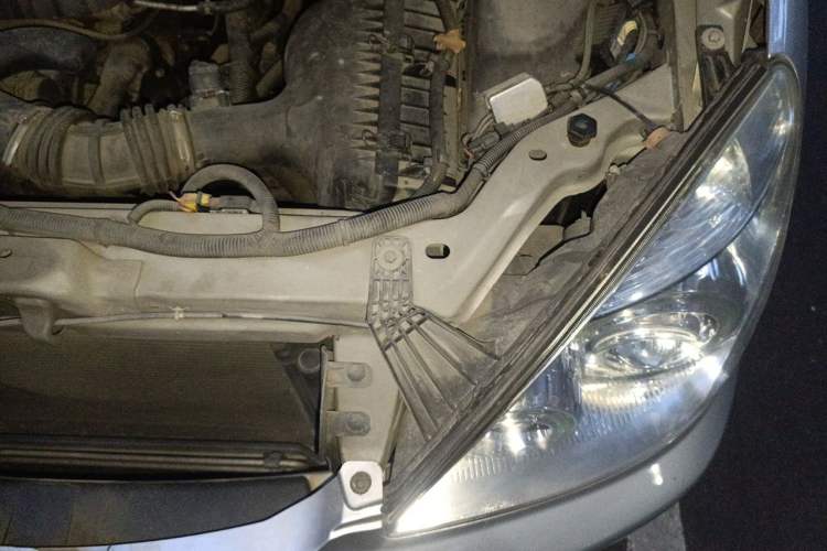 Used Buick GL8 2012 2.4L BASE Comfort Edition Engine Bay Left