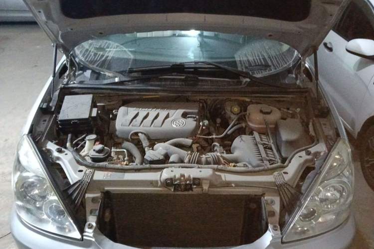 Used Buick GL8 2012 2.4L BASE Comfort Edition Engine Bay