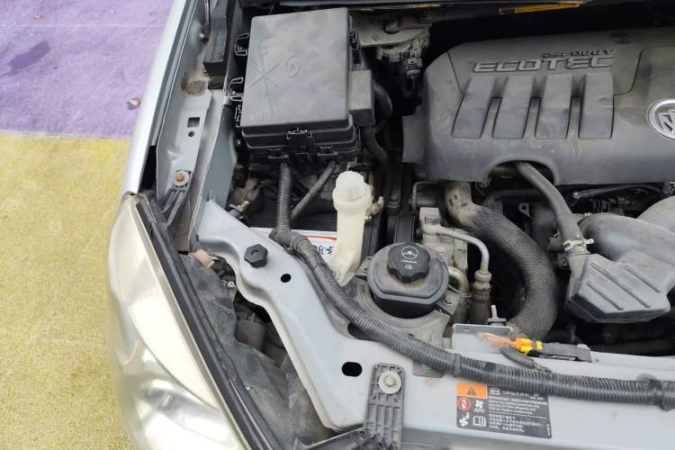Used Buick GL8 2012 2.4L BASE Comfort Edition Engine Bay Right