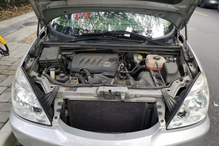 Used Buick GL8 2012 2.4L BASE Comfort Edition Engine Bay