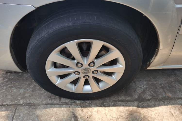 Used Buick GL8 2012 2.4L BASE Comfort Edition Left Front Wheel Hub