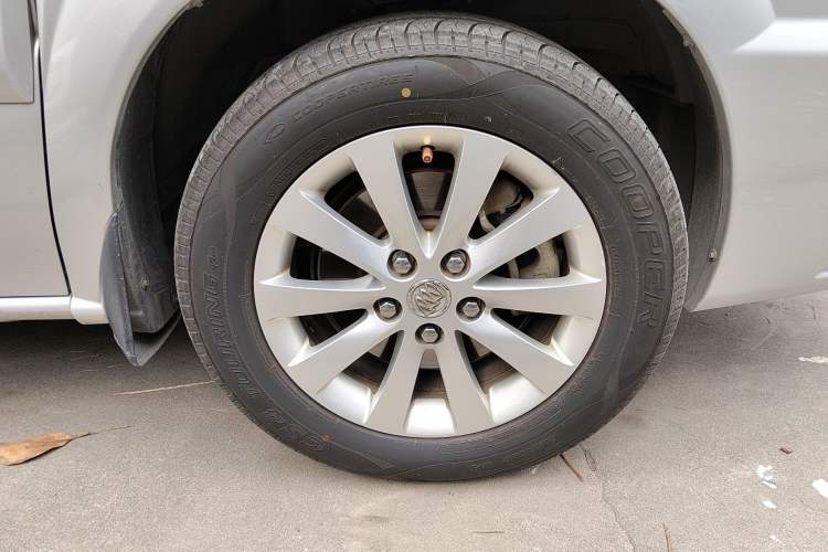 Used Buick GL8 2012 2.4L BASE Comfort Edition Right Front Wheel Hub