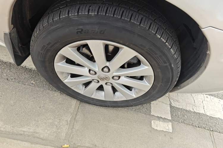 Used Buick GL8 2012 2.4L BASE Comfort Edition Right Front Wheel Hub