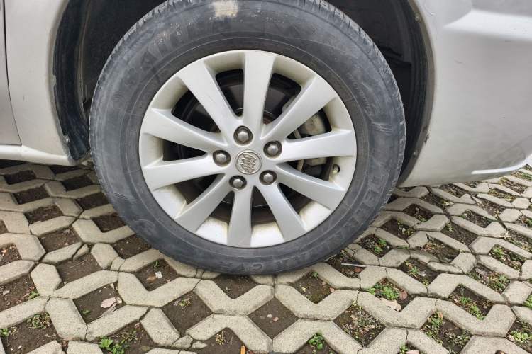 Used Buick GL8 2012 2.4L BASE Comfort Edition Right Front Wheel Hub