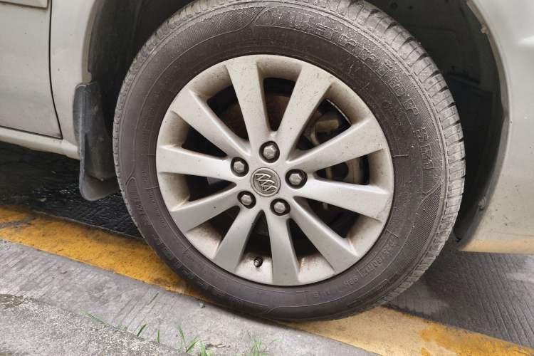 Used Buick GL8 2012 2.4L BASE Comfort Edition Right Front Wheel Hub