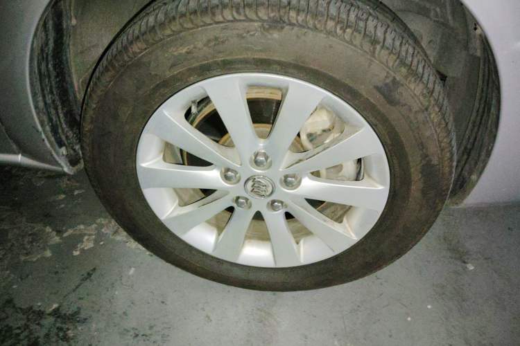 Used Buick GL8 2012 2.4L BASE Comfort Edition Right Front Wheel Hub